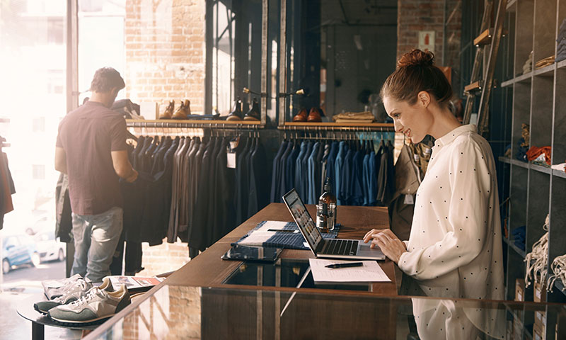 Man paying for dinner with credit card